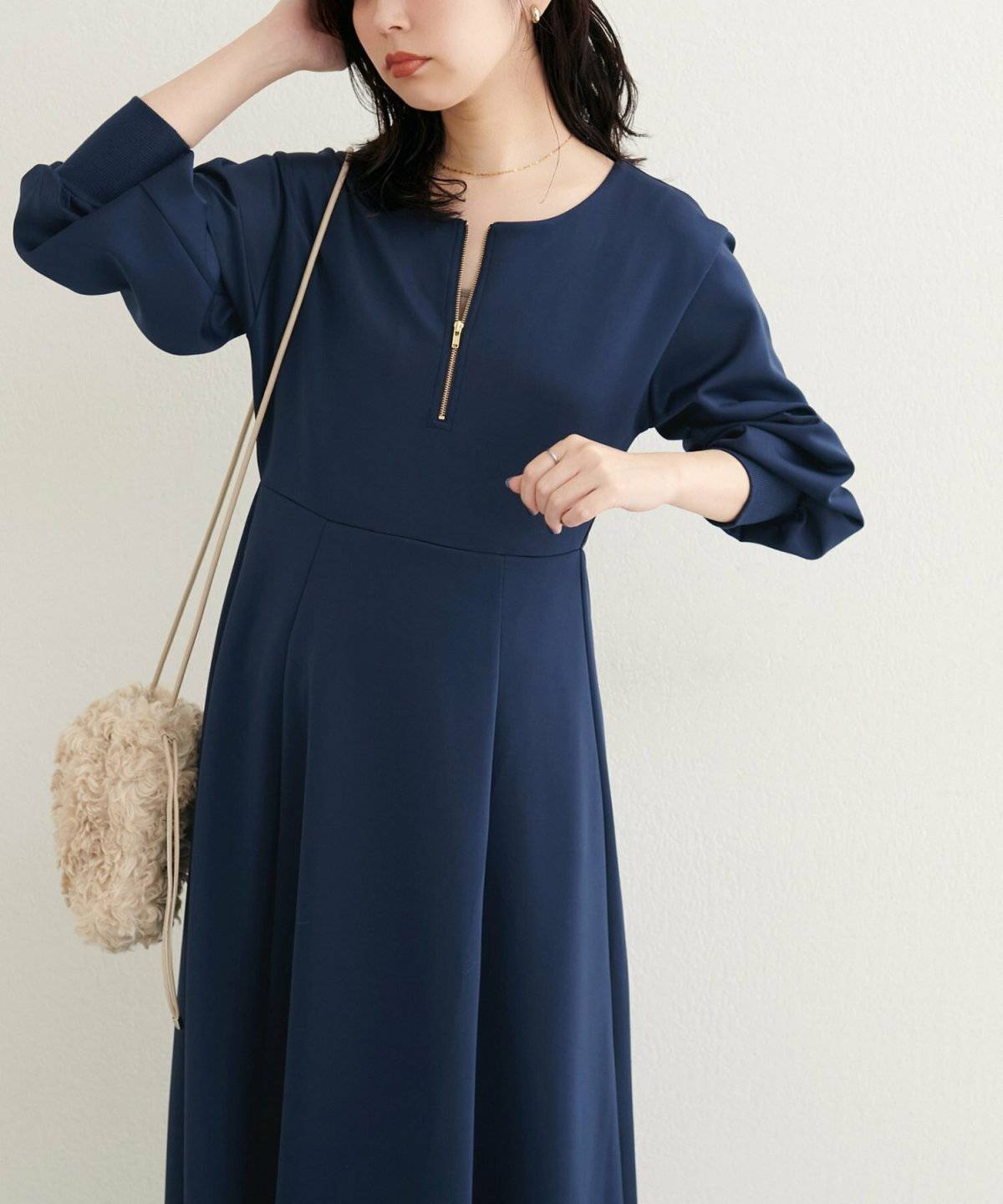 ワンピースコーデの女性