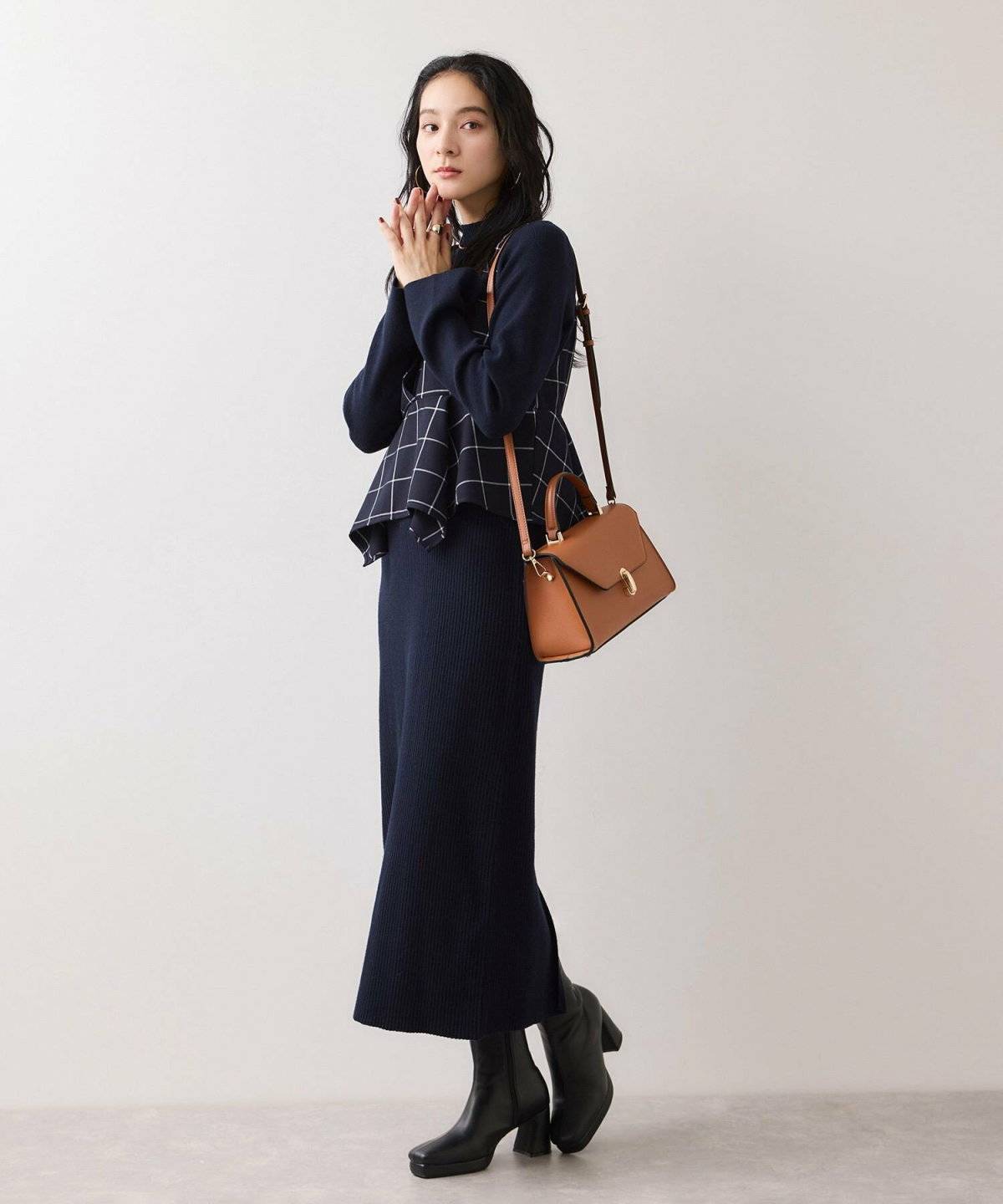 ワンピースコーデの女性