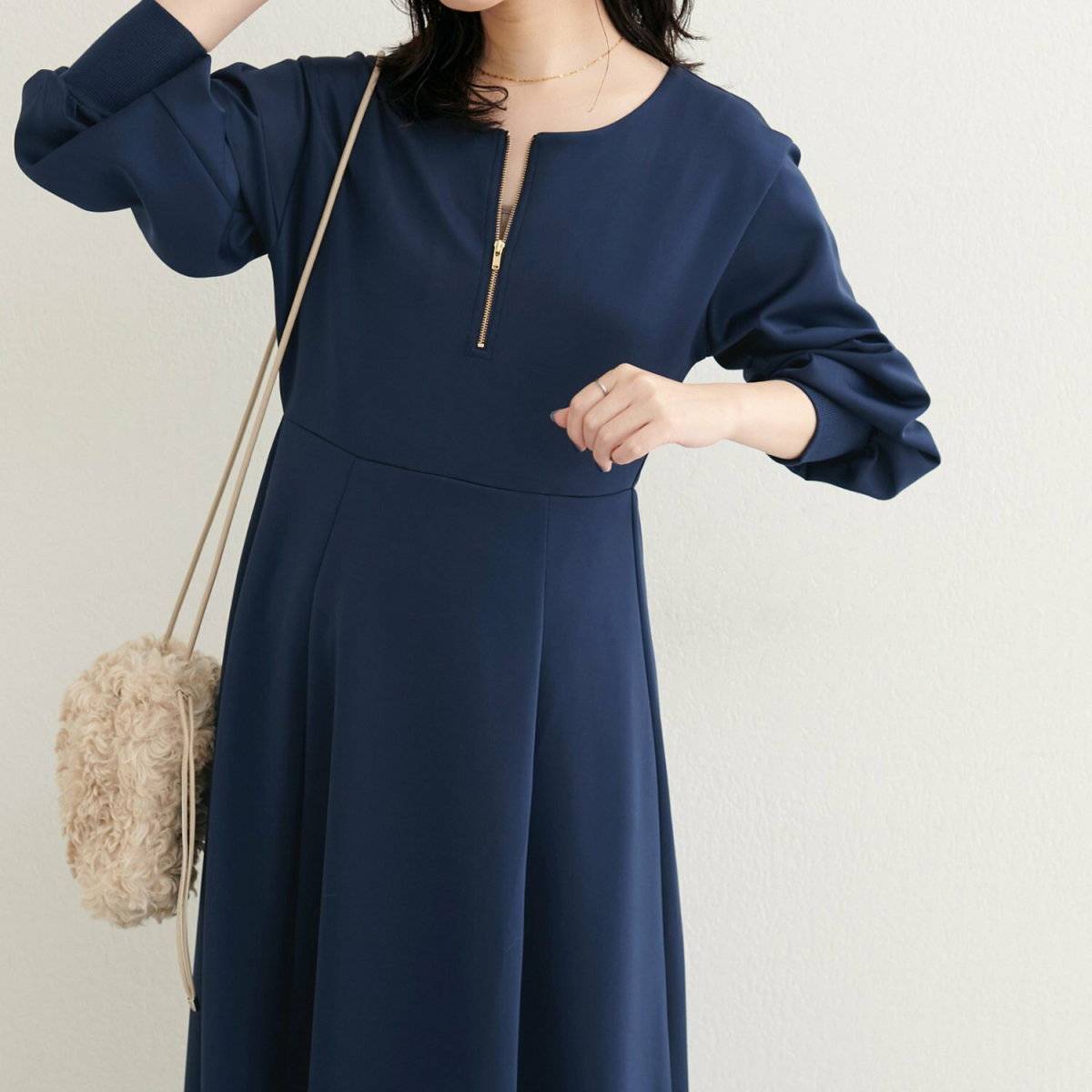 ワンピースコーデの女性