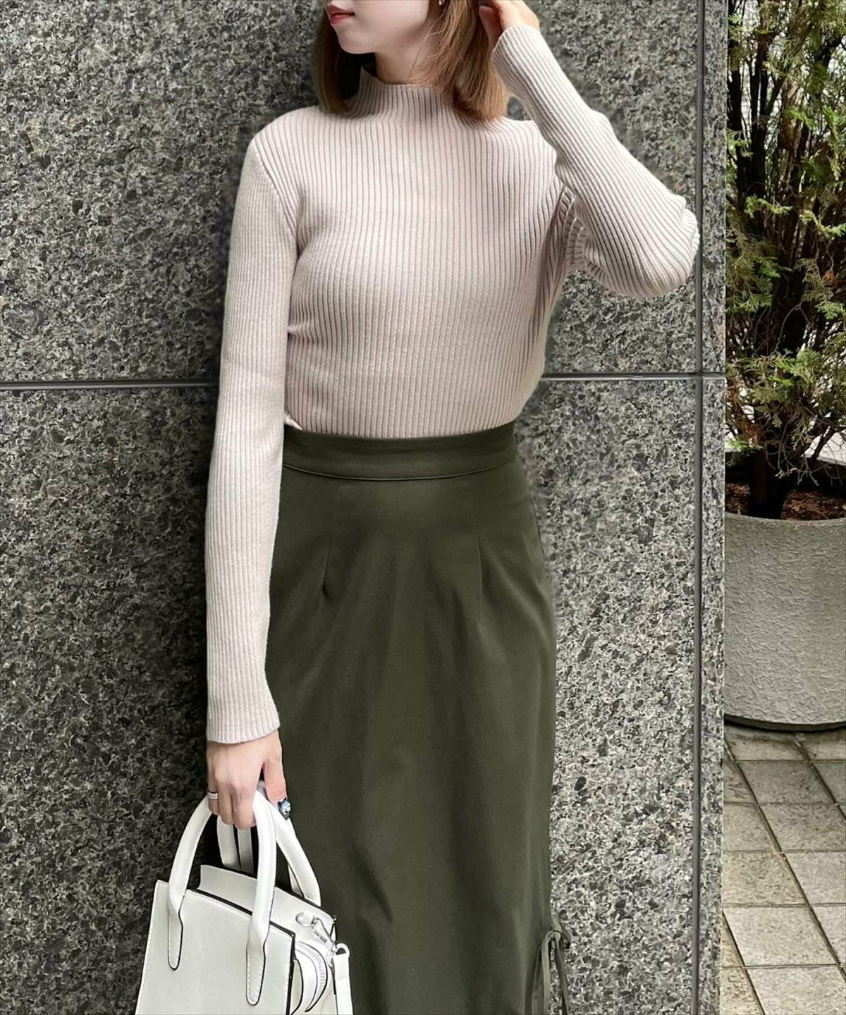 スカートコーデの女性