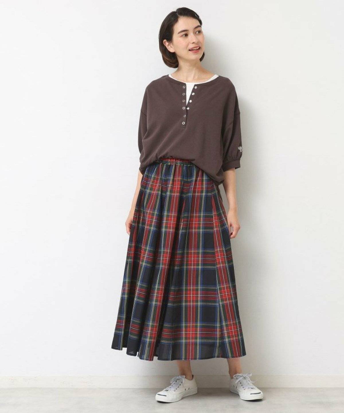 スカートコーデの女性