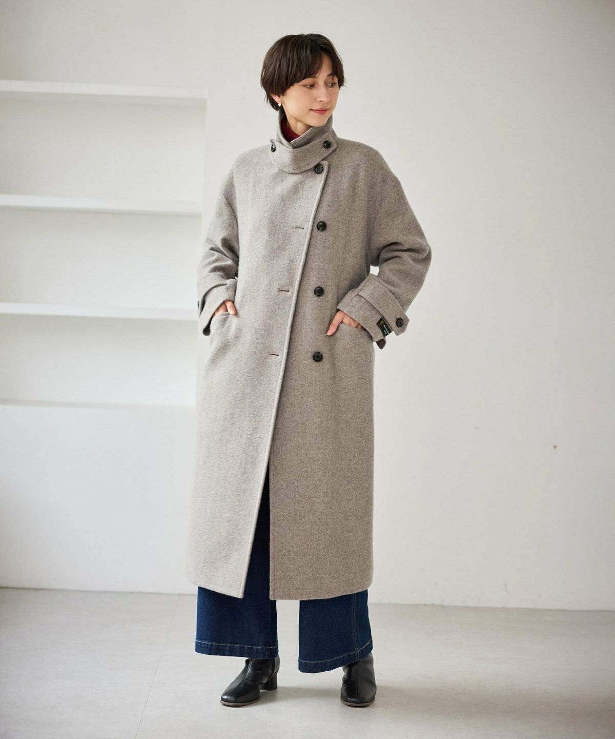 パンツコーデの女性