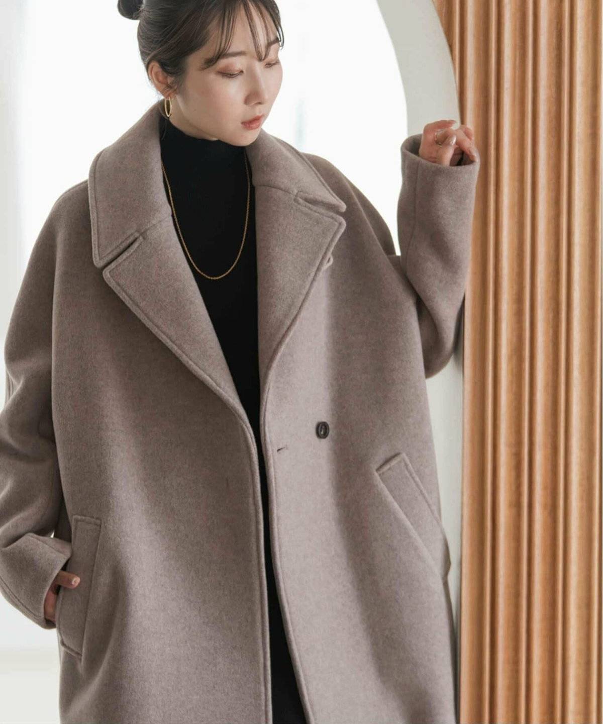 パンツコーデの女性