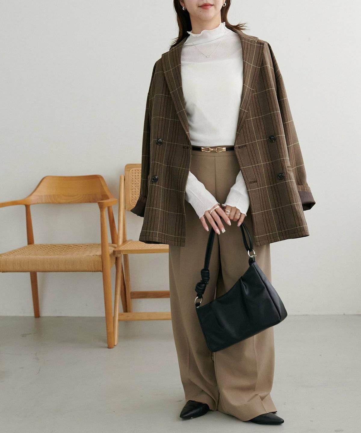 パンツコーデの女性