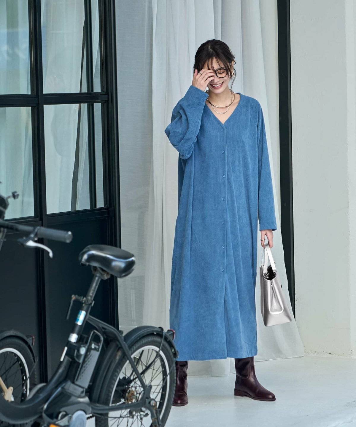 ワンピースコーデの女性