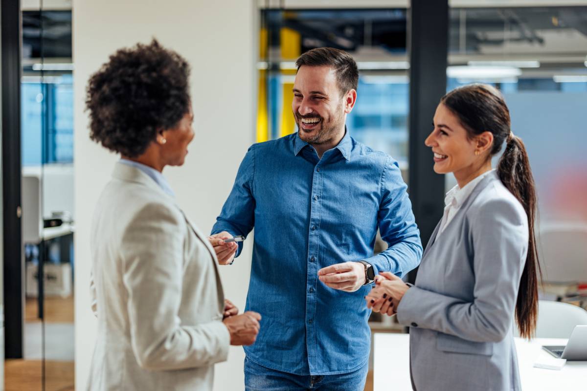 笑顔で話す男性と同僚たち