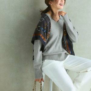  パンツコーデの女性 