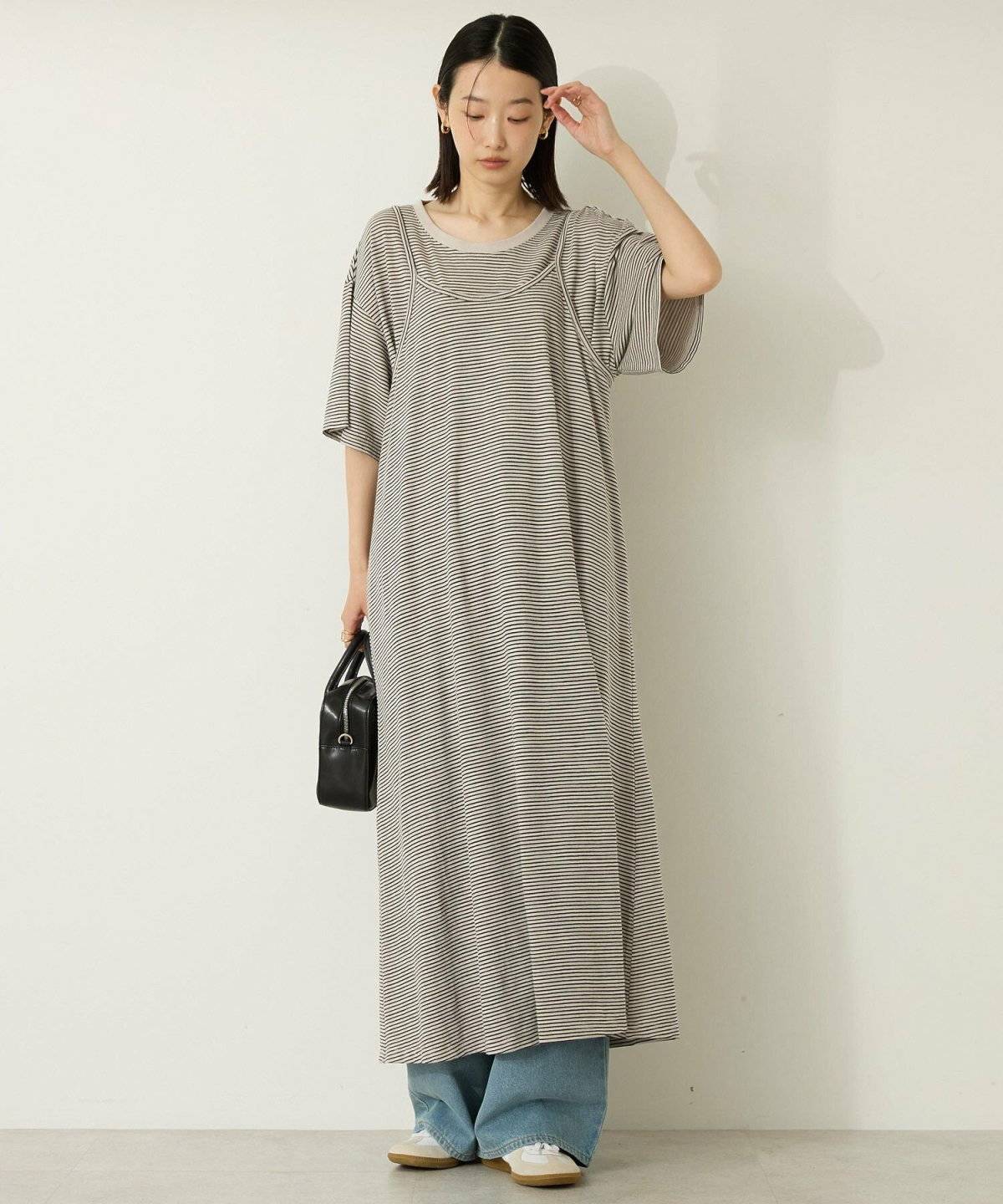 パンツコーデの女性