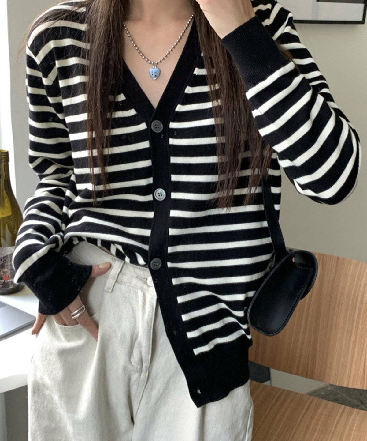 モノトーンコーデの女性