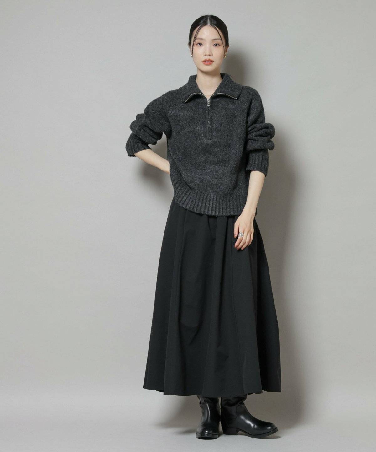 スカートコーデの女性