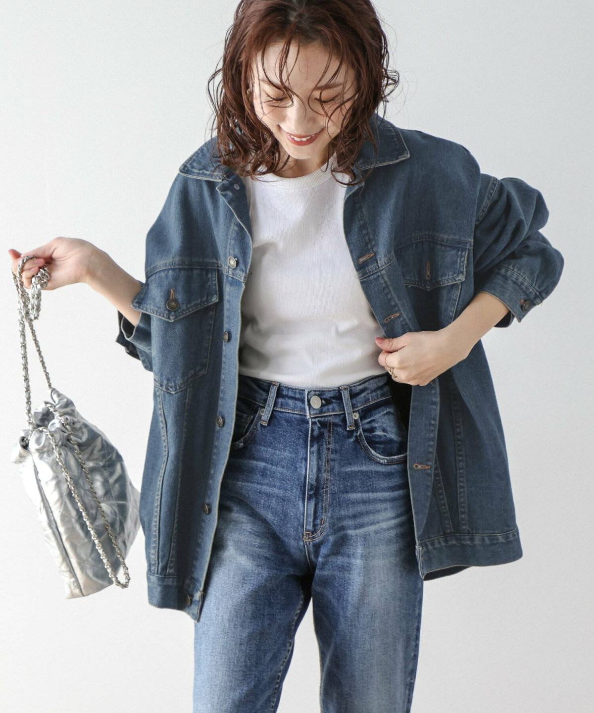 デニムのセットアップを着た女性