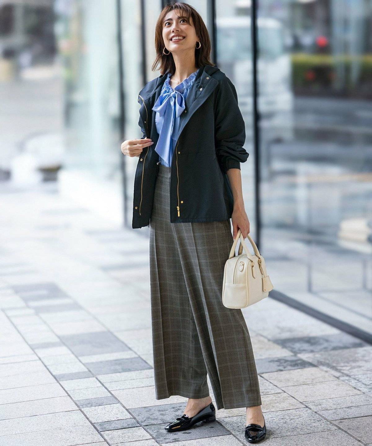 パンツコーデの女性