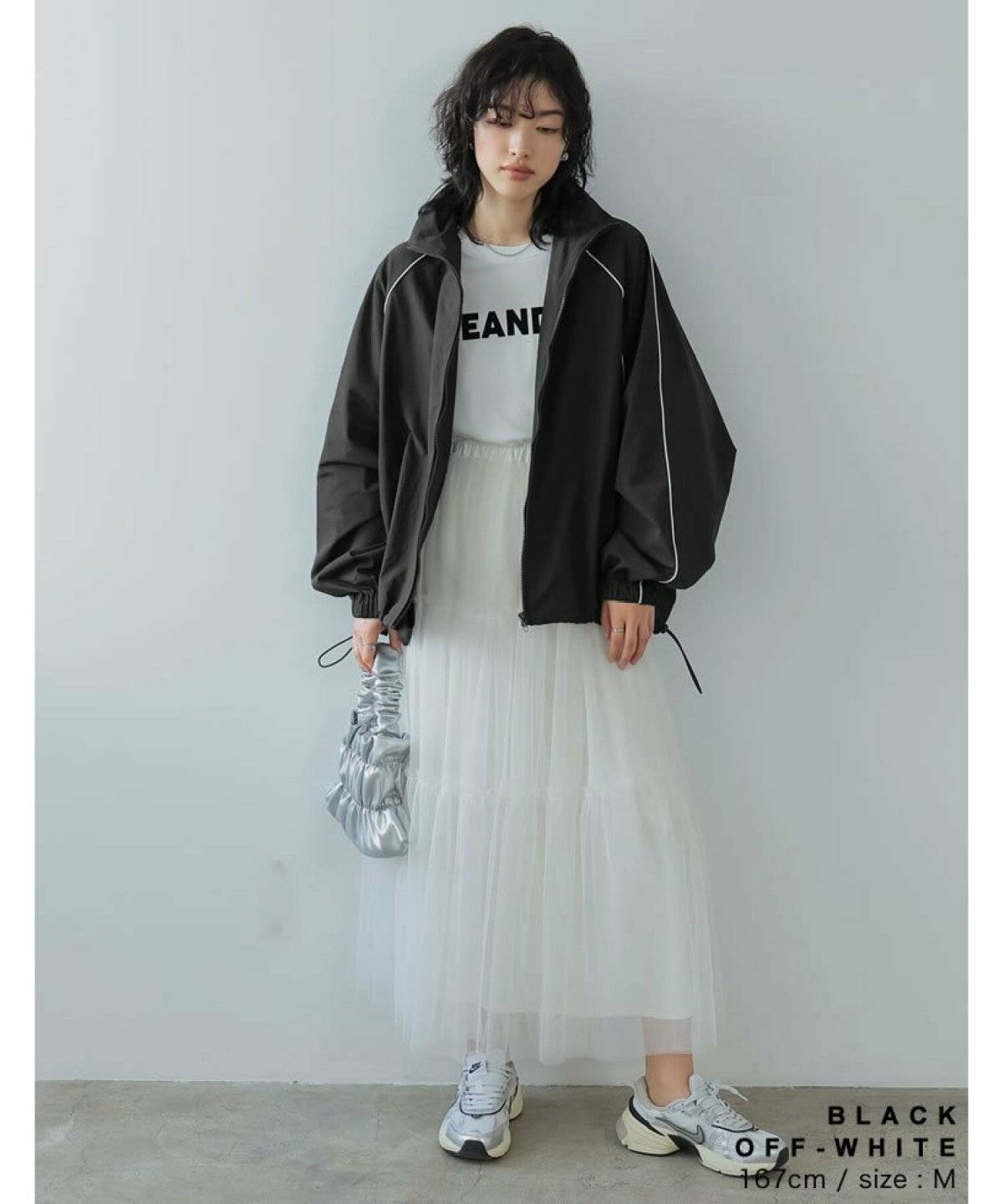 オールホワイトコーデの女性