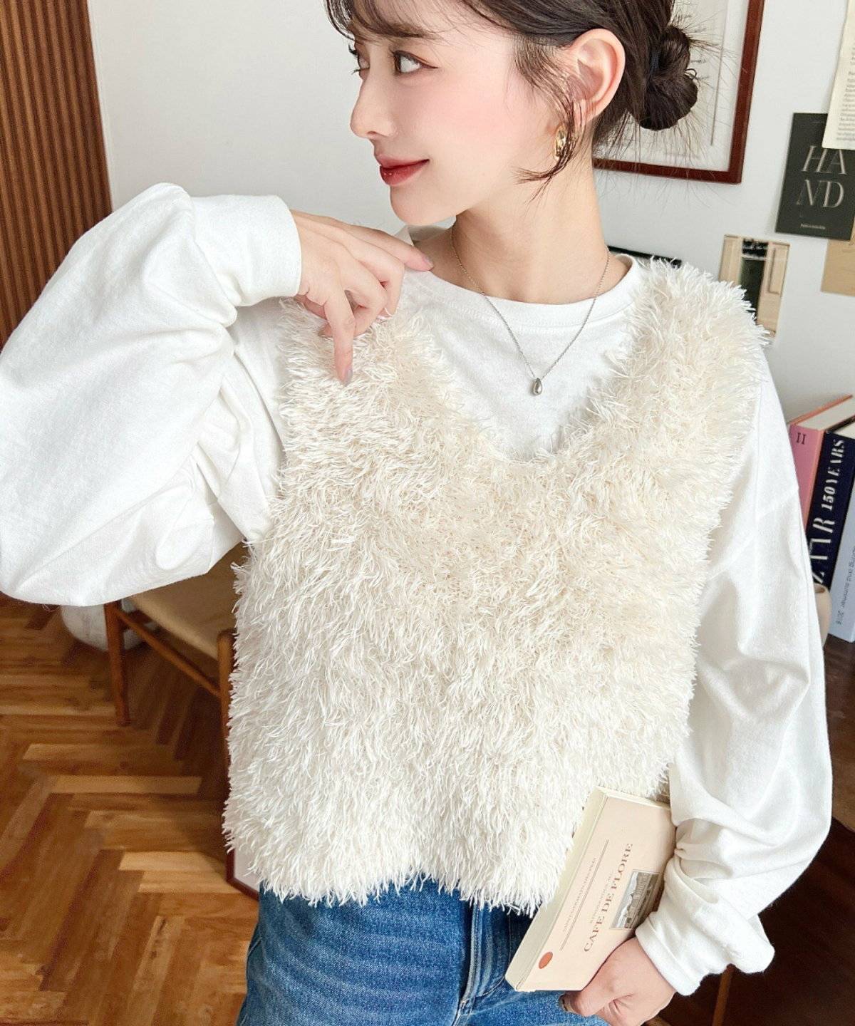 白スウェットにデニムを合わせた女性