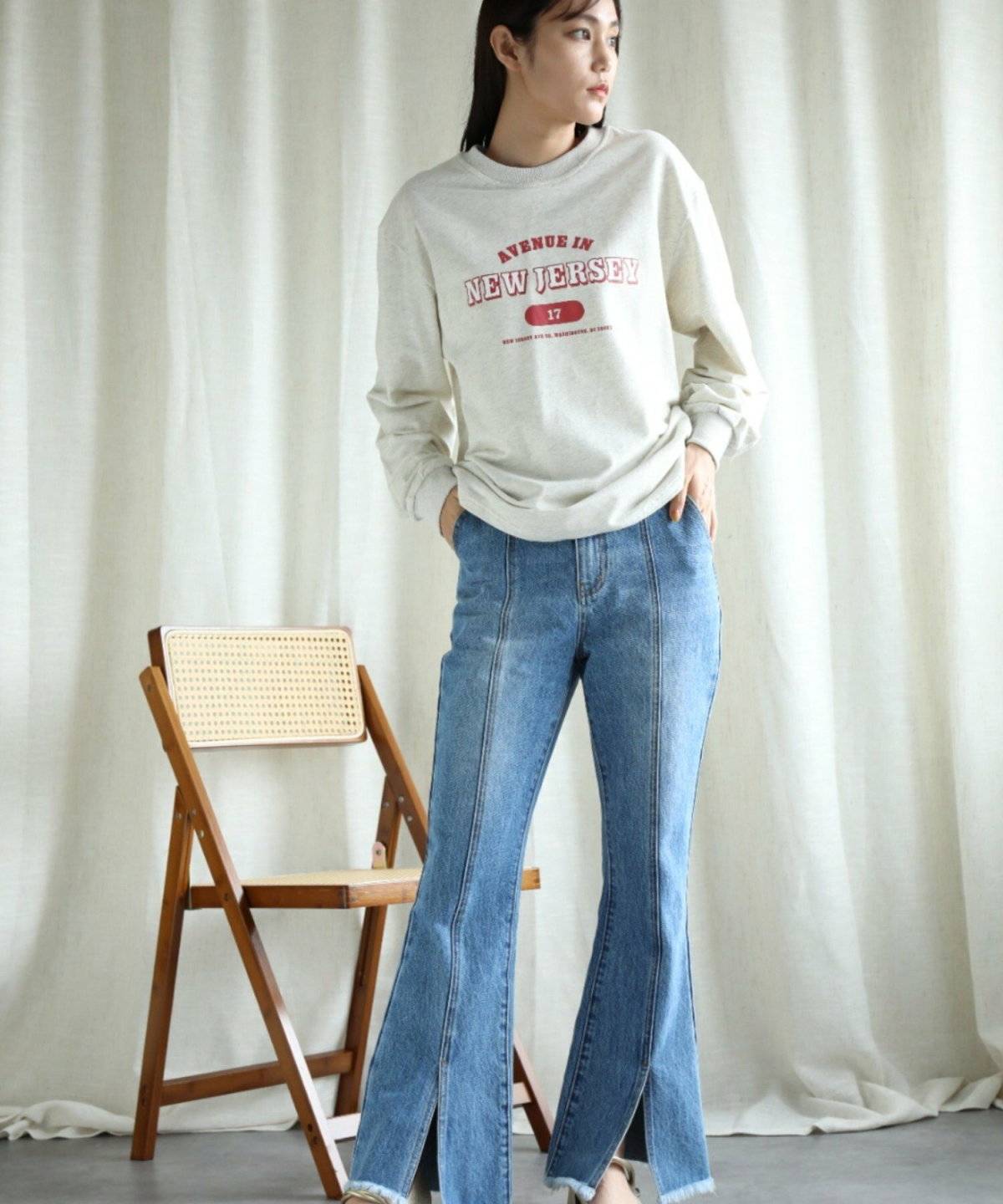 スウェットにデニムを合わせた女性