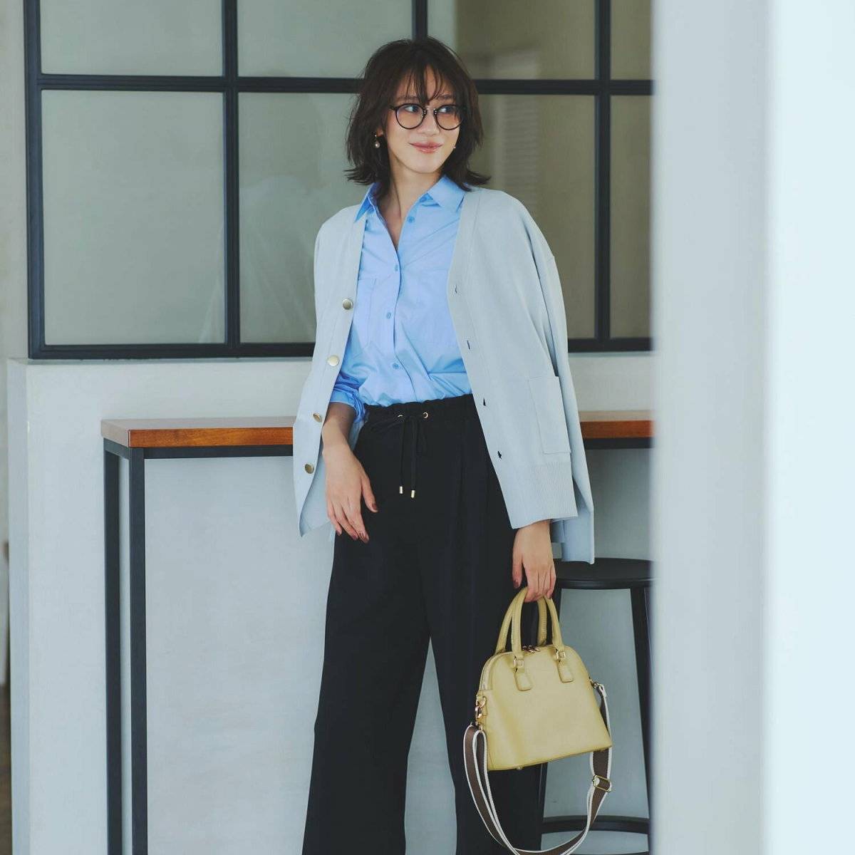 パンツコーデの女性