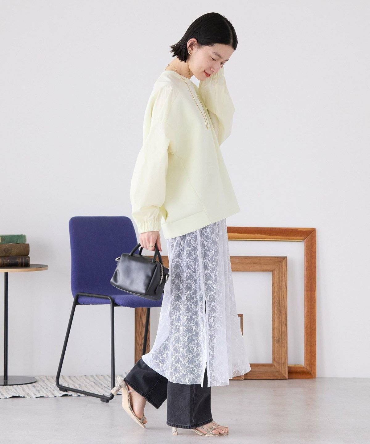 レーススカートコーデの女性