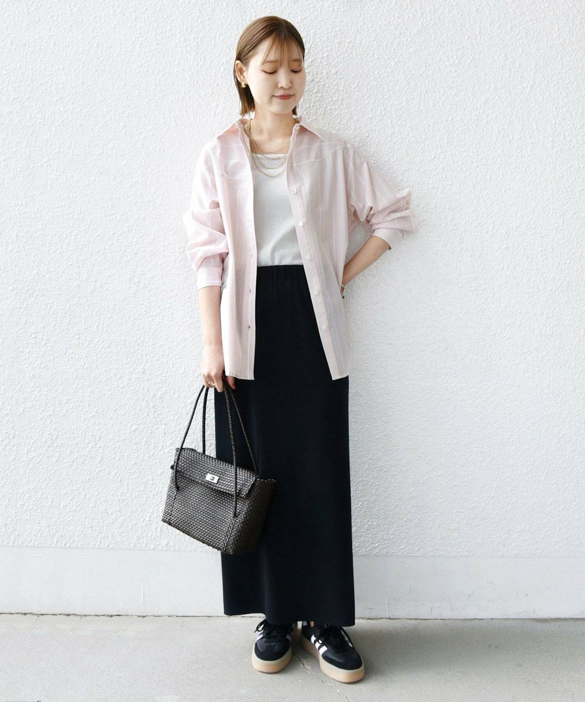 ピンクのストライプシャツを着た女性