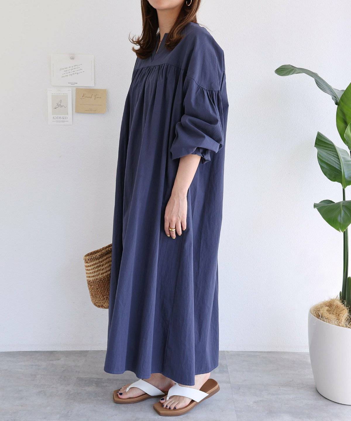 ワンピースコーデの女性