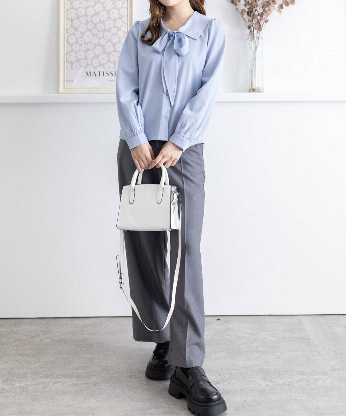 パンツコーデの女性