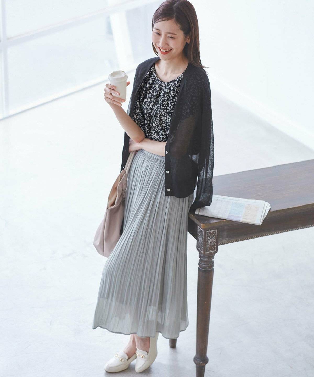 プリーツスカートコーデの女性