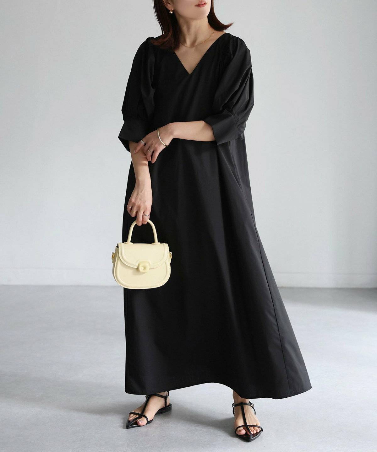 黒ワンピースを着た女性