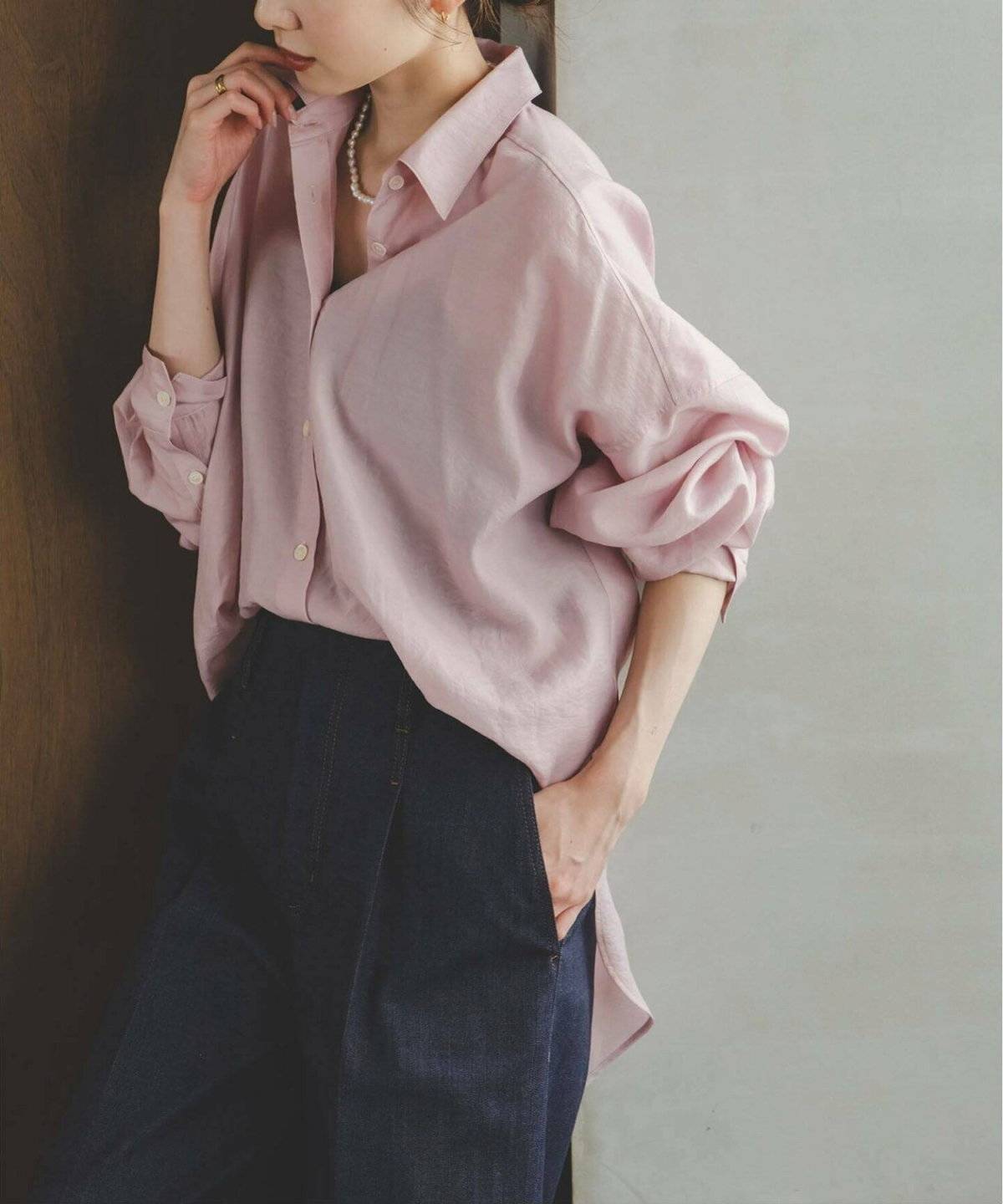 パンツコーデの女性