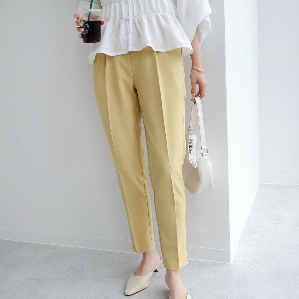 パンツコーデの女性