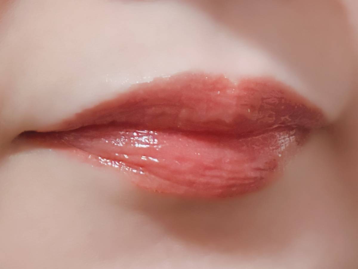 ザ・レチノタイム リンクルリップエッセンス プランパー シアーレッド マツキヨ 塗布後 筆者唇