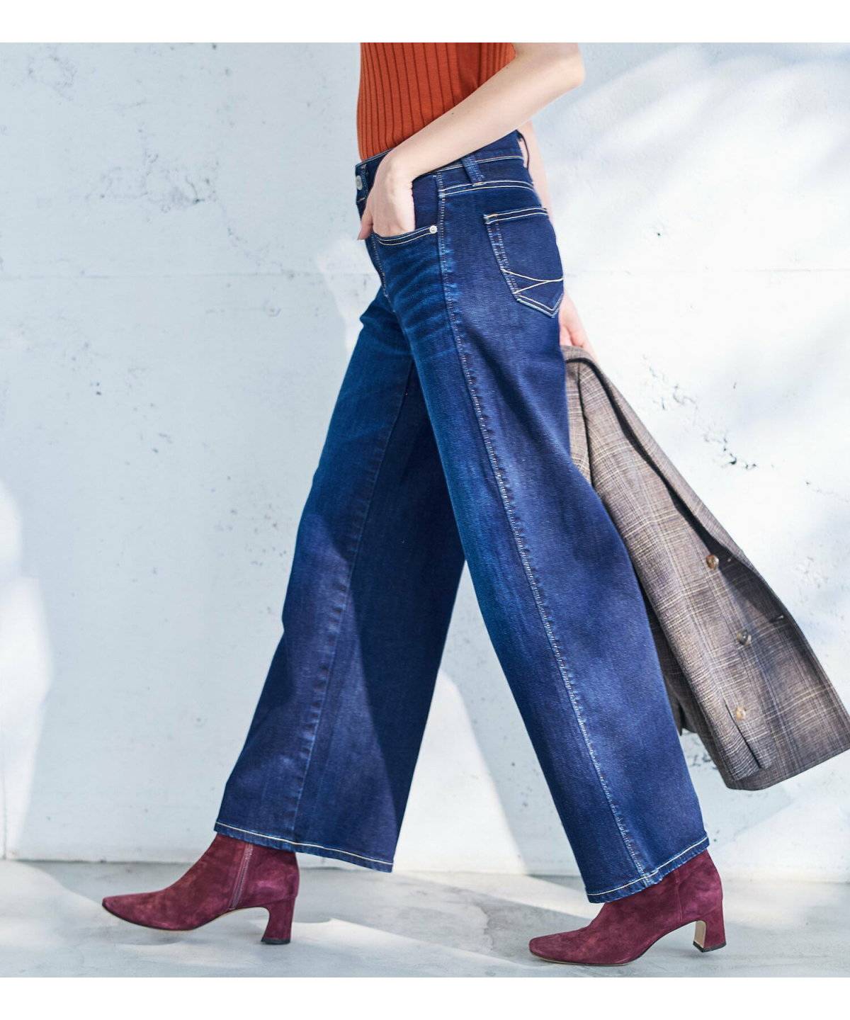 デニムパンツを穿いた女性