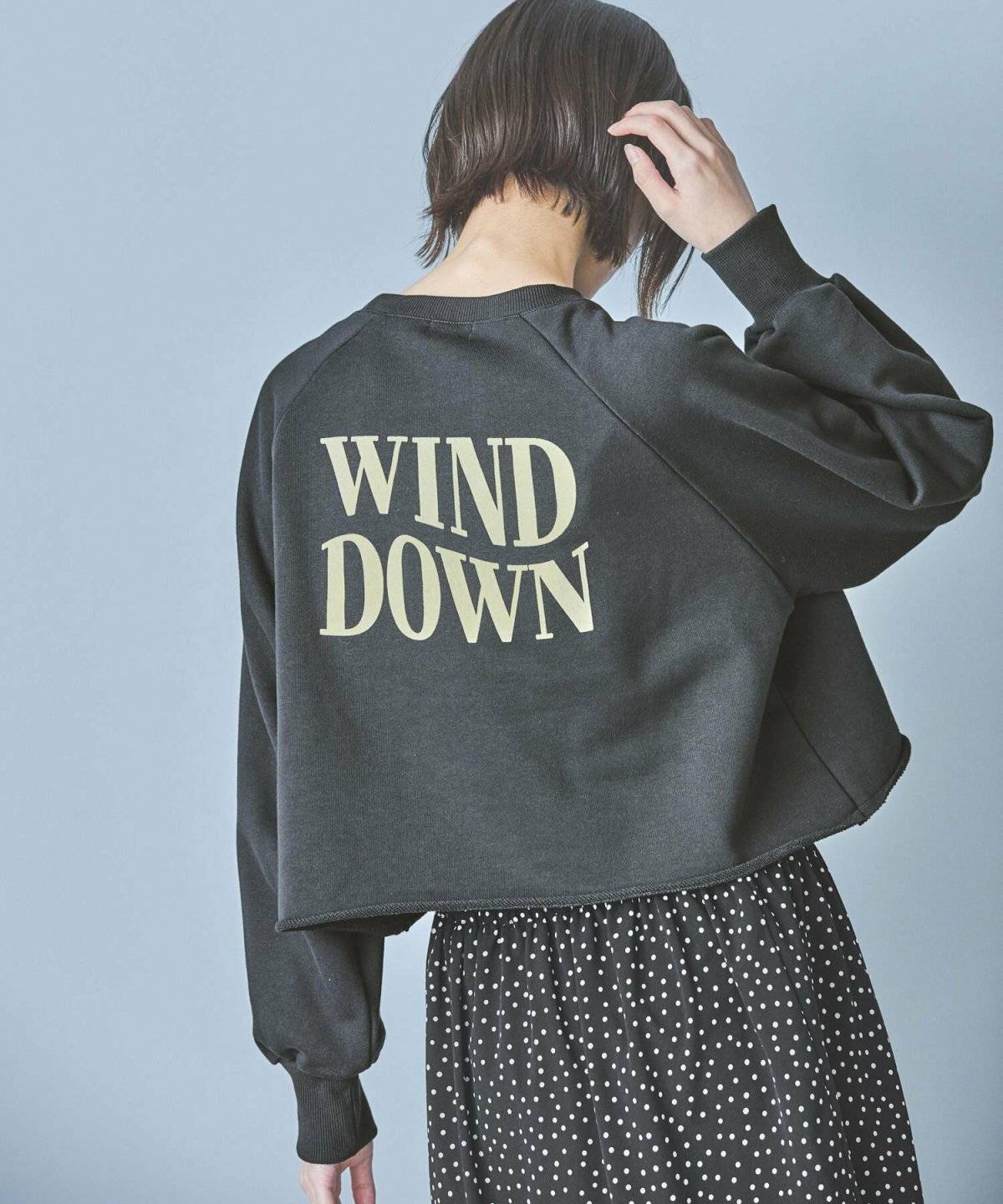 スウェットにスカートを合わせた女性