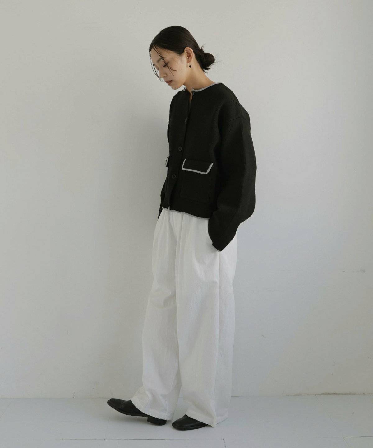 モノトーンコーデの女性