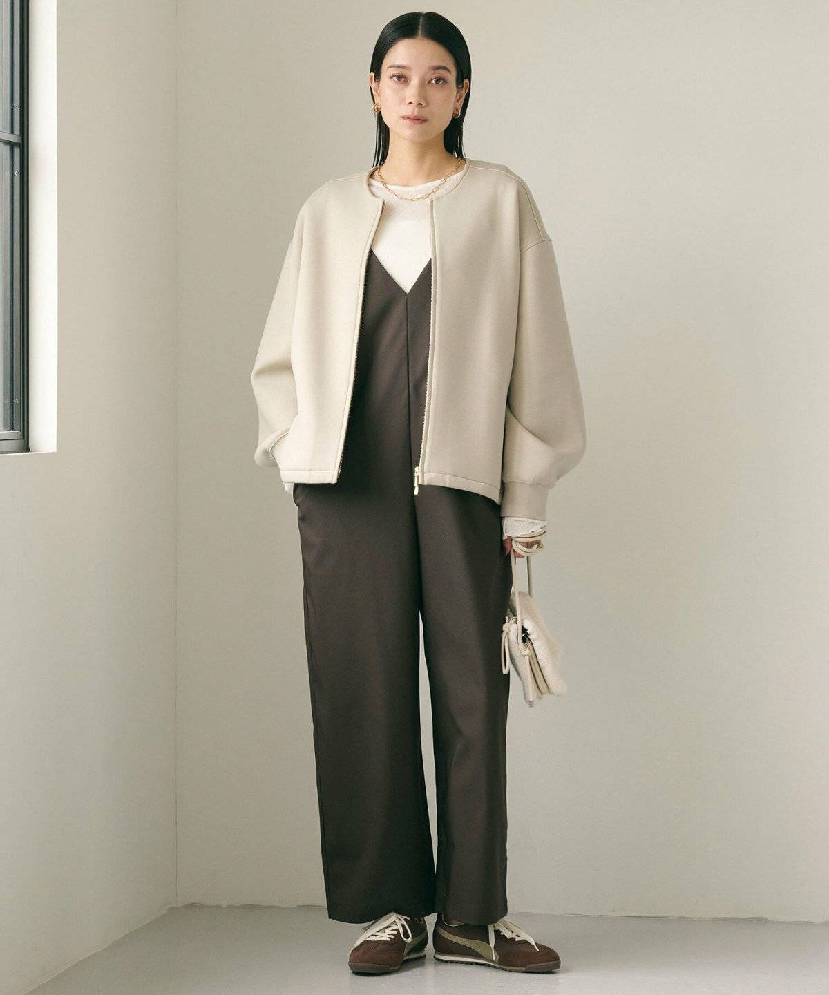 ブルゾンを羽織った女性