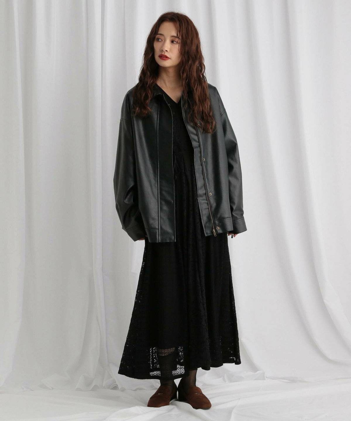 黒のレザージャケットを羽織った女性