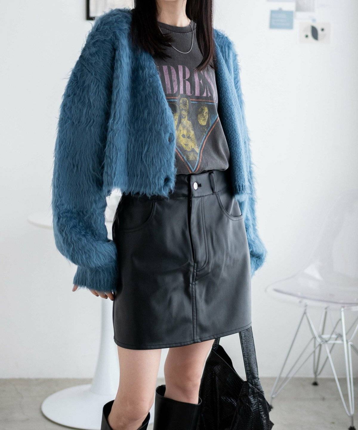 カーディガンに黒スカートを合わせた女性