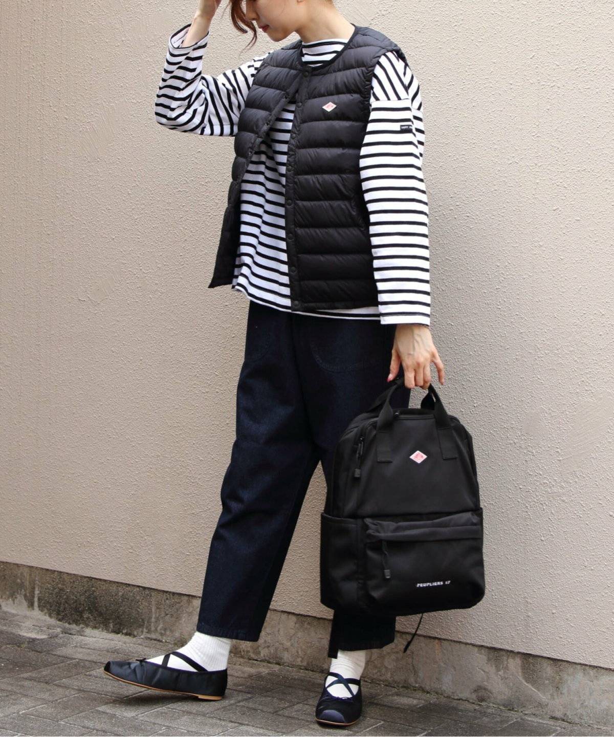 デニムパンツコーデの女性