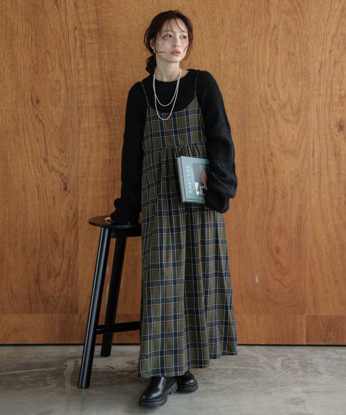 キャミワンピースコーデの女性