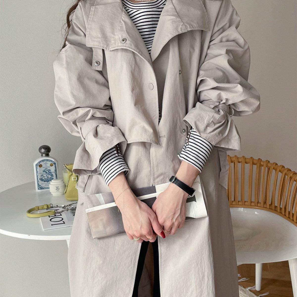 トレンチコートコーデの女性