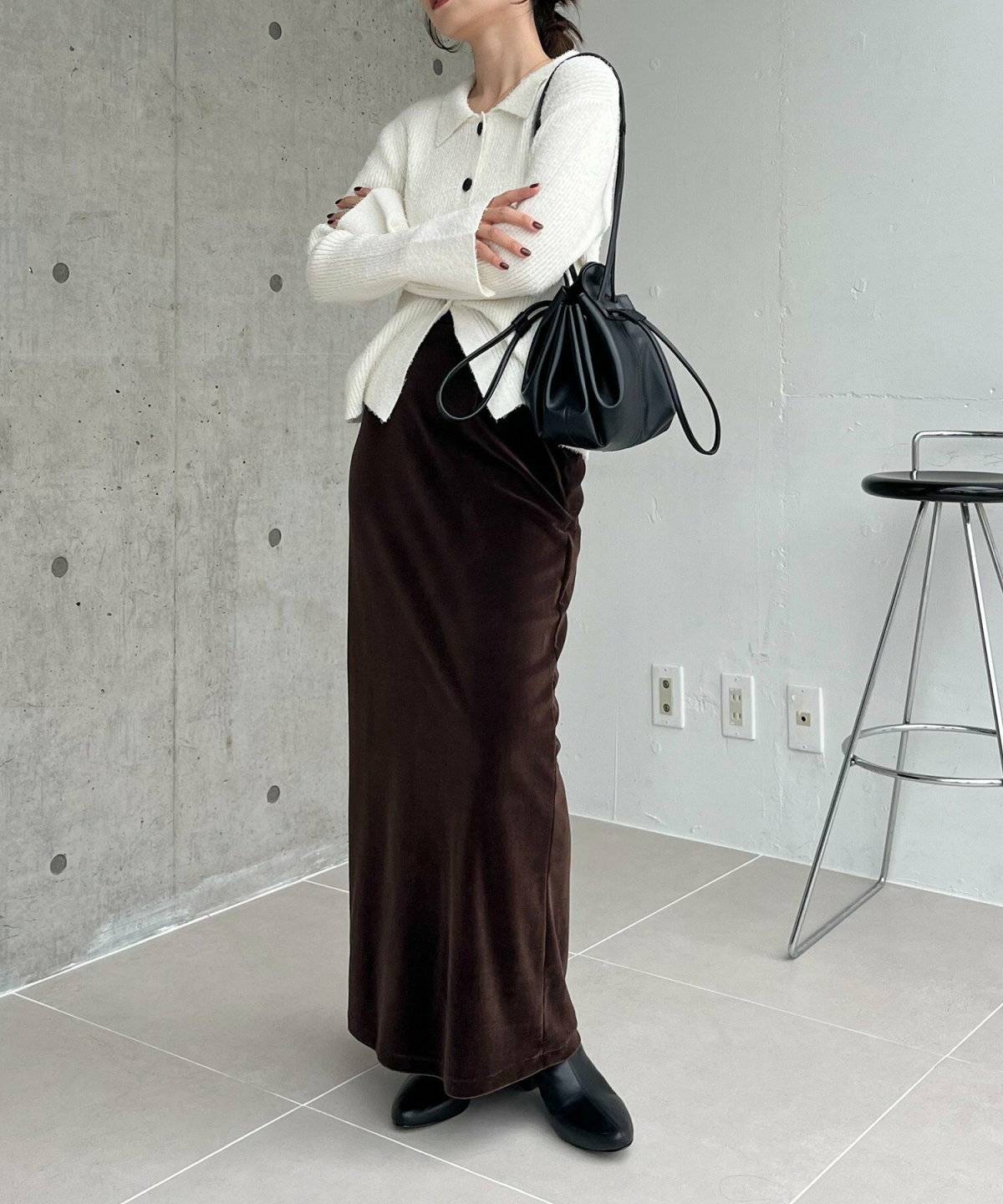 白ニットにスカートを合わせた女性