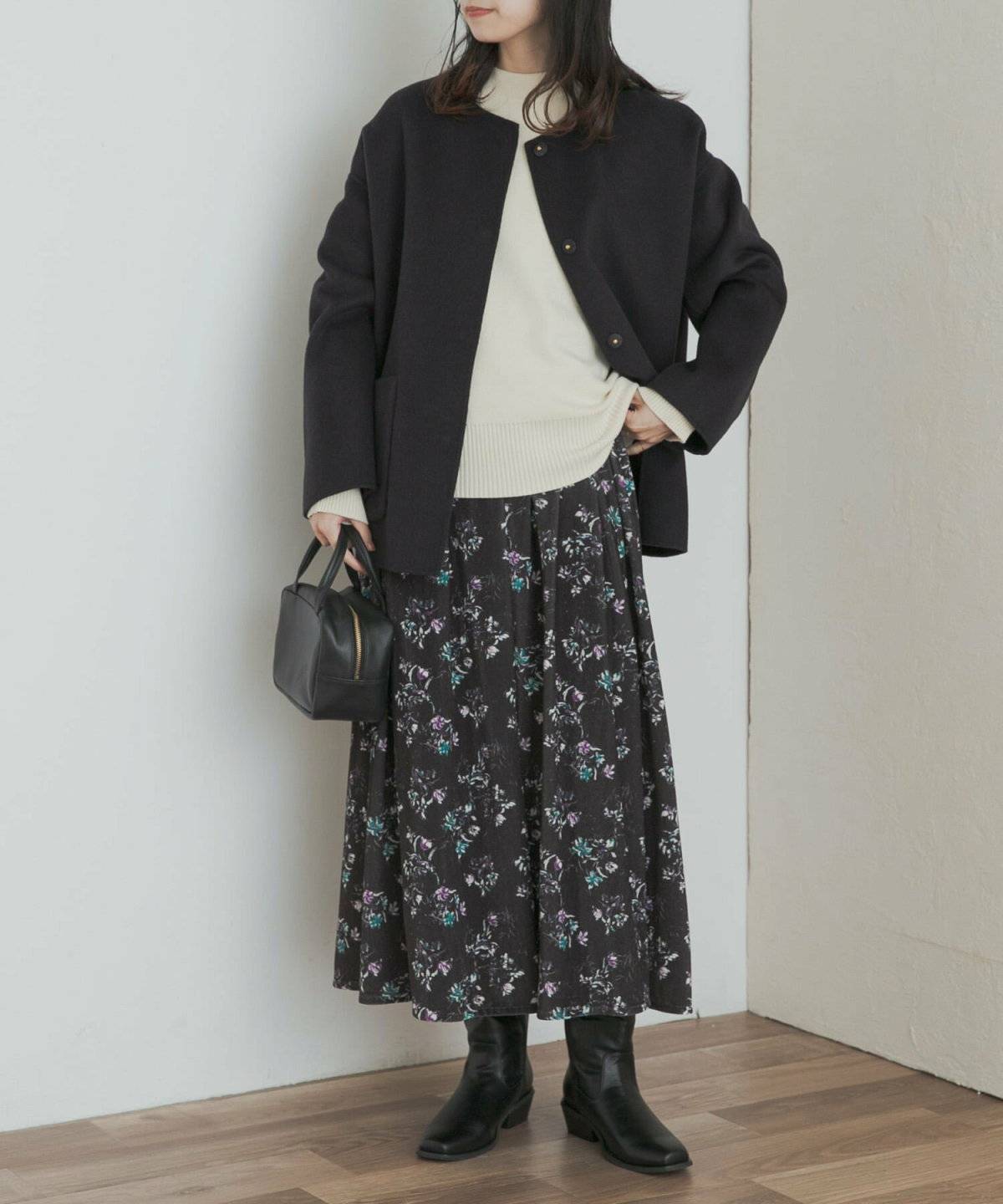 モノトーンコーデの女性