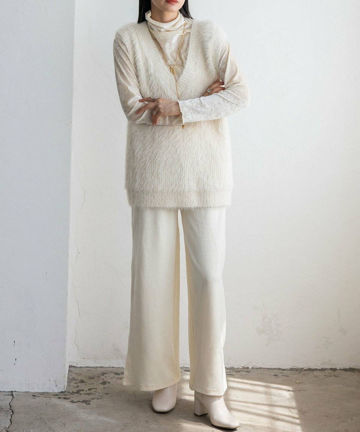 オールホワイトコーデの女性