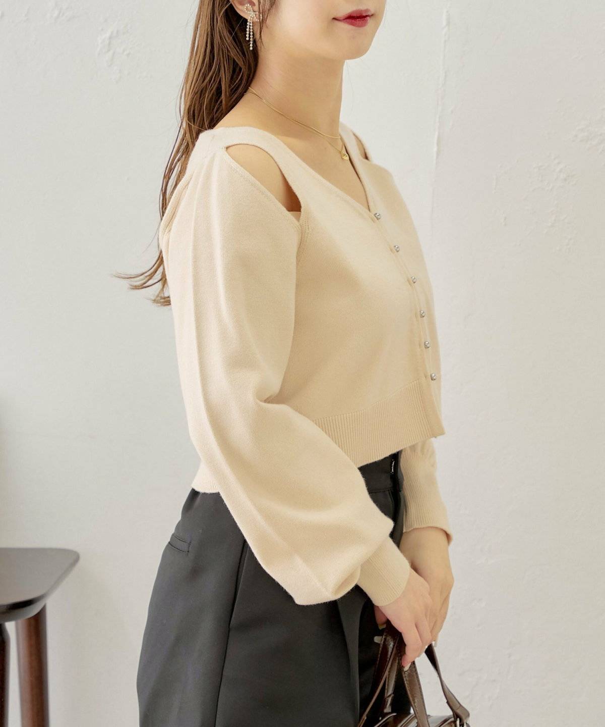 カーディガンにパンツを合わせた女性