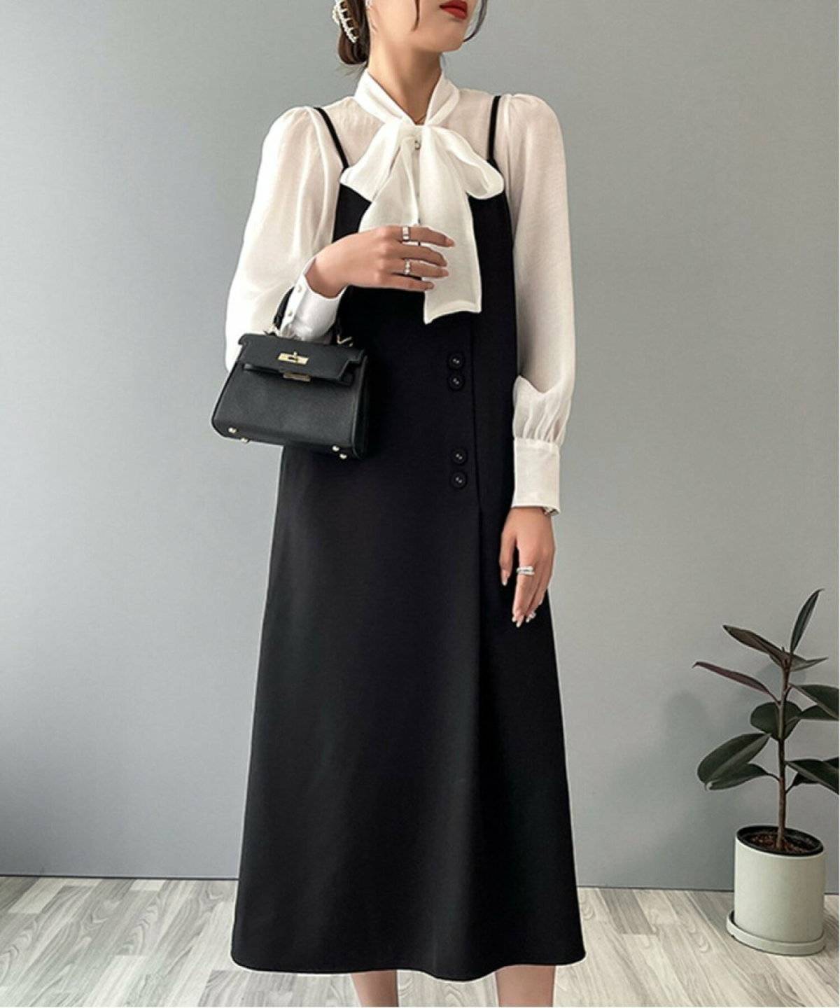 キャミワンピースを着た女性