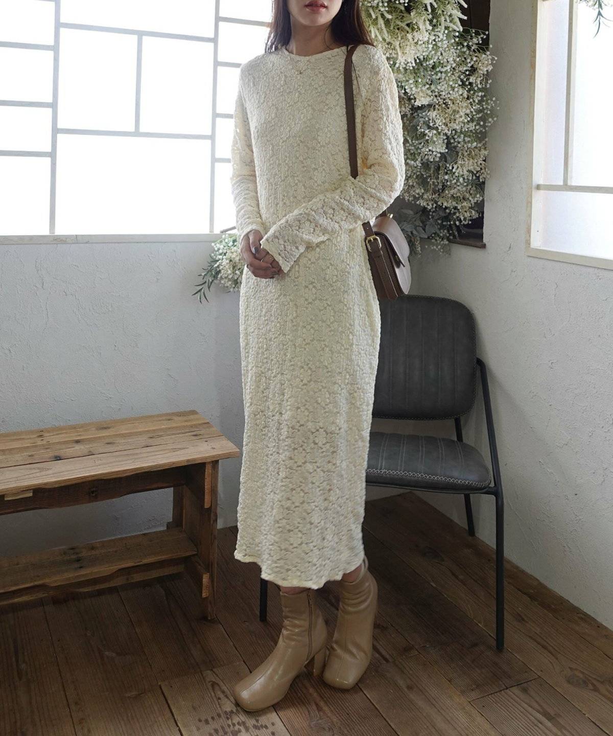 オールホワイトコーデの女性