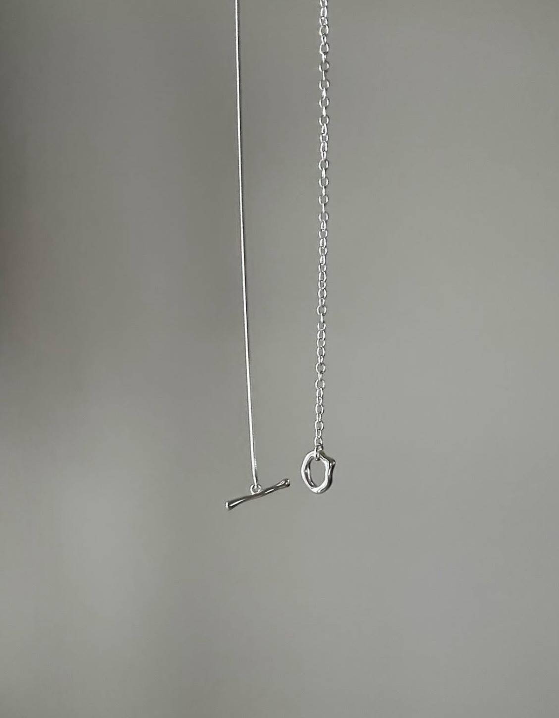 シルバーのロングチェーンネックレス