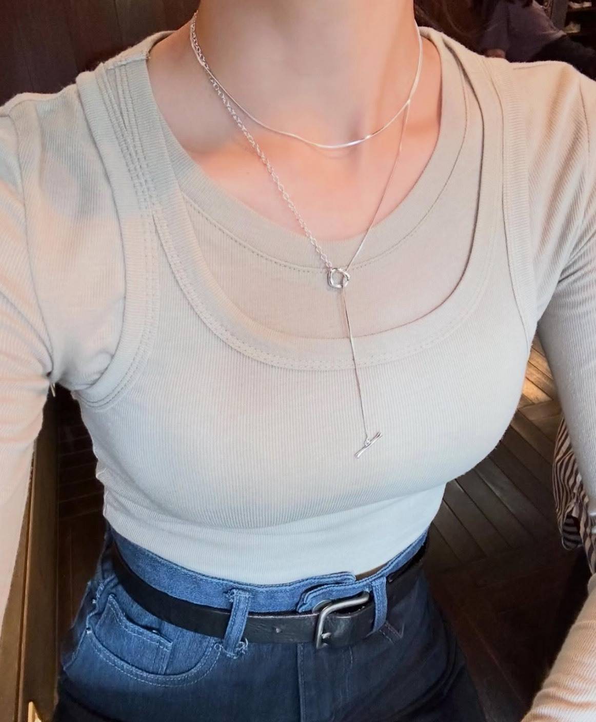 シルバーのロングチェーンネックレス着画