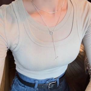 縦ラインでスタイルアップも♡ミニマルに輝く「シルバーロングチェーンネックレス」