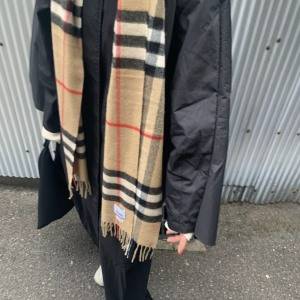 永遠の定番アイテムを主役に。巻くだけで高見え【Burberry】チェックマフラー