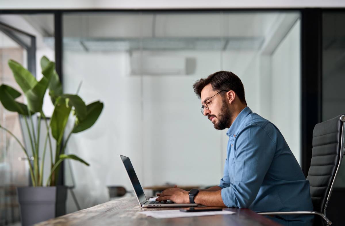 パソコンで仕事中の男性