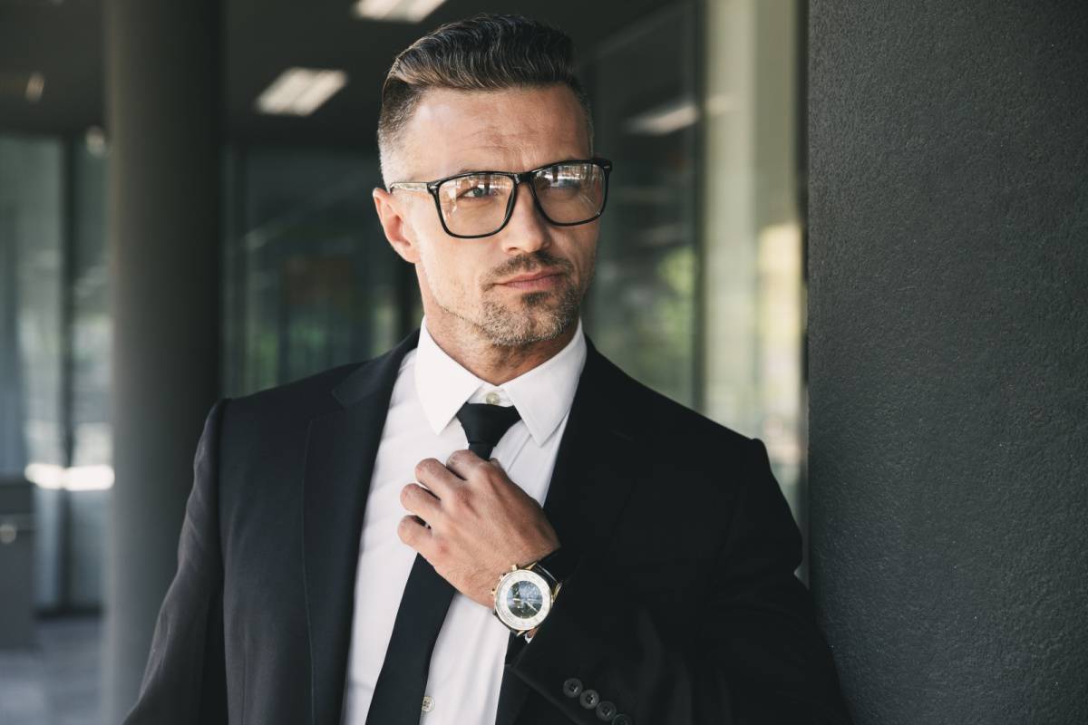 ネクタイを触る男性